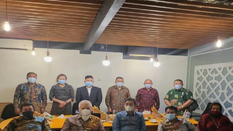 Wali Kota Sawahlunto, Deri Asta (pakaian songket biru) bersama jajaran pengurus WHITA dan MWF, di Jakarta, Kamis (23/12). (Antarasumbar/Dokumentasi Pribadi)