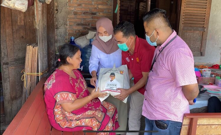 Andre Rosiade Bantu IRT yang Mengalami Kebutaan di Nanggalo, Padang 1 Pengurus DPD Gerindra Sumbar menyerahkan bantuan dari Anggota DPR RI Andre Rosiade kepada keluarga Titi Afni di Nanggalo, Padang. (IST)