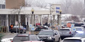 Remaja 15 Tahun di AS Lepaskan Tembakan di Sekolah, Tiga Orang Tewas dan 8 Lainnya Terluka 8 Remaja 15 Tahun di AS Lepaskan Tembakan di Sekolah, Tiga Orang Tewas dan 8 Lainnya Terluka