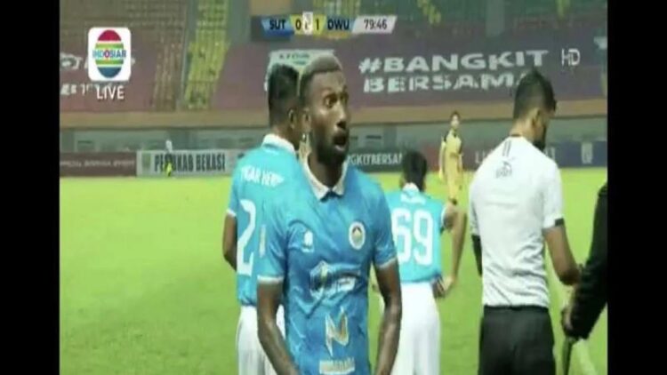 Tak Terpuji, Mantan Striker Timnas Patrich Wanggai Pamer Kelamin saat Lawan Dewa United 1 Pemain Sulut United, Patrich Wanggai tunjukkan aksi tidak terpuji. (Sumber : tangkapan layar video.com)