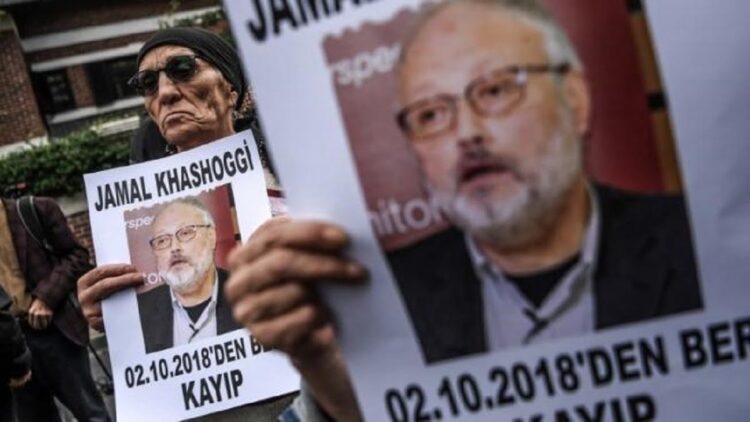 Hendak Terbang ke Riyadh, Pembunuh Jurnalis Jamal Khashoggi Ditangkap Polisi Prancis 1 Sejumlah demonstran membawa foto Jamal Khashoggi dalam demonstrasi di depan gedung konsulat Arab Saudi di Istanbul, Turki pada 9 Oktober lalu. (AFP/Ozan Kose)