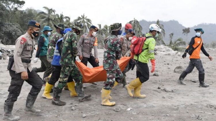Tim SAR gabungan mengevakuasi jenazah korban yang tertimbun material guguran awan panas Gunung Semeru saat operasi pencarian korban di Desa Sumberwuluh, Lumajang, Jawa Timur, Senin (6/12/2021). (ANTARA FOTO/Zabur Karuru)