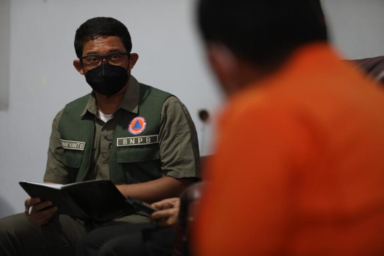 Kepala BNPB Letjen TNI Suharyanto (kiri) memberikan arahan di Kantor Kecatan Pasirian, Kabupaten Lumajang, Jawa Timur, Minggu (5/12).