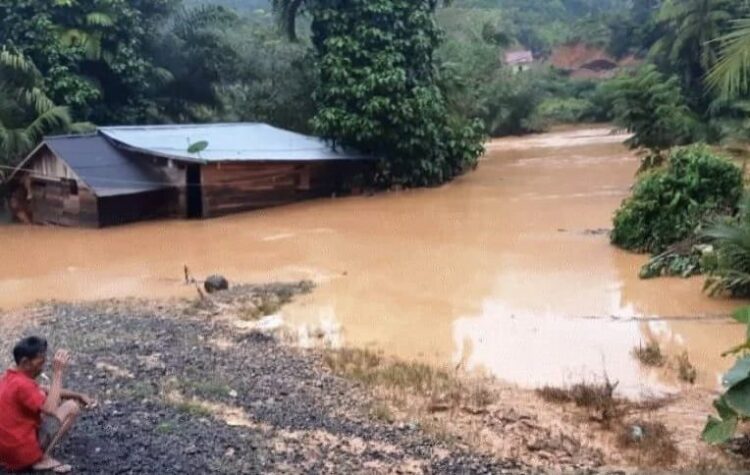 Banjir melanda Nagari Dusun Tangah, Kecamatan Sangir Batanghari, Kab. Solok Selatan, Sumatera Barat.