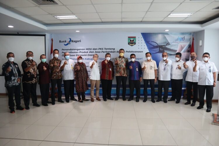 Foto bersama direksi Bank Nagari dan Pemkab Sijunjung usai MoU tentang pemanfaatan produk dan jasa perbankan dalam digitalisasi ekonomi daerah, Jumat (3/12).