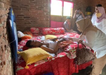 Andre Rosiade Bantu Pemetik Sawit di Pessel yang Dua Kakinya Diamputasi karena Sengatan Listrik