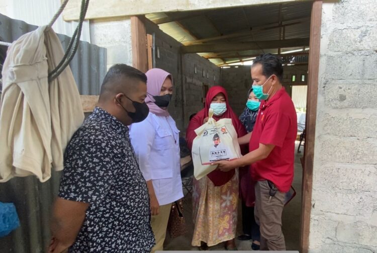 Andre Rosiade Bantu Modal Penjual Kacang Ramang dan Jagung Keliling 1 Pengurus Gerindra Sumbar menyerahkan bantuan dari Andre Rosiade untuk pedagang jagung dan kacang kedelai di Pauh, Padang.