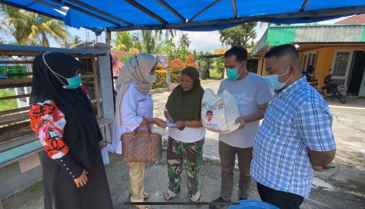 Pengurus DPD Gerindra Sumbar menyerahkan bantuan modal dari Anggota DPR RI Andre Rosiade untuk Darmalena di Pauh, Kota Padang.