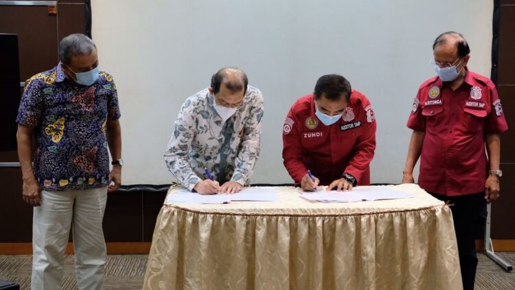 Direktur Keuangan PT Semen Padang Tubagus Muhammad Dharury (dua dari kiri) dan Ketua Tim Bimtek SMP Baharkam Polri di PT Semen Padang, Kombes Pol. Zuhdi Bahruddin Arrazuli (tiga dari kiri) menandatangani Berita Acara kerjasama Bimtek SMP Obvitnas pada acara penutupan Bimtek SMP di PT Semen Padang, Jumat (24/12/2021).