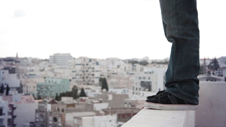 Ilustrasi loncat dari bangunan tinggi. (net)