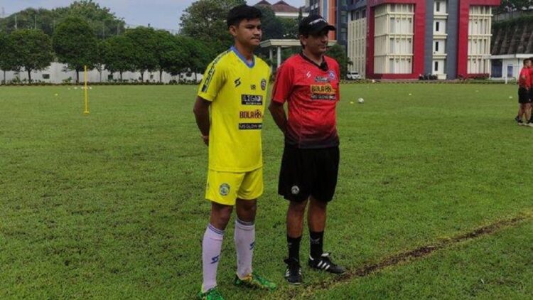 Genta Alparedo dikenalkan kepada publik Arema FC.