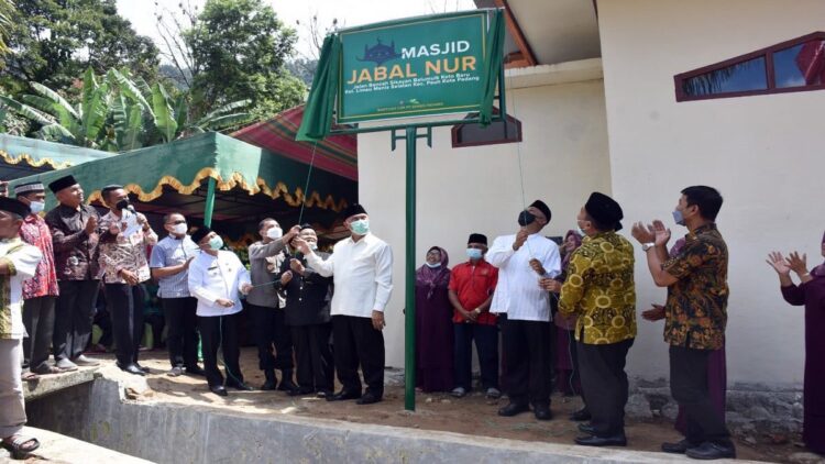 Gubernur Sumbar Mahyeldi Ansharullah bersama Plt Dirut PT Semen Padang Asri Mukhtar serta tokoh masyarakat Nagari Limau Manis membuka selubung papan nama Masjid Jabal Nur di kawasan Bancah Koto Baru, Kelurahan Limau Mabis Selatan, Jumat (24/12/2021). Masjid Jabal Nur tersebut dibangun PT Semen Padang melalui program CSR.