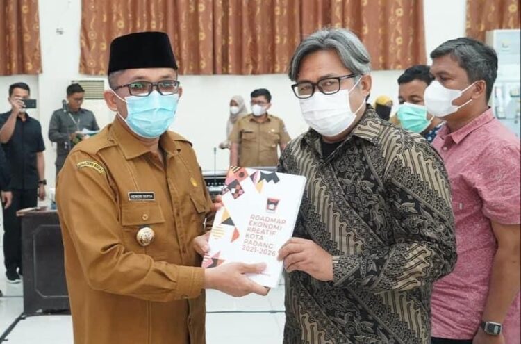 Lantik Tomy Iskandar jadi Ketua Komite Ekraf Kota Padang, Wako: Dukung Pembangunan Youth Centre dan Kampung Tematik 1 Wali Kota Padang Hendri Septa bersama Ketua Komite Ekonomi Kreatif Padang Tomy Iskandar.