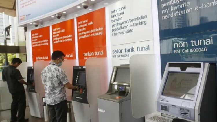 BI Resmi Operasikan BI-Fest, Tarif Transfer Antarbank jadi Rp2.500 1 Ilustrasi transaksi di ATM. (net)
