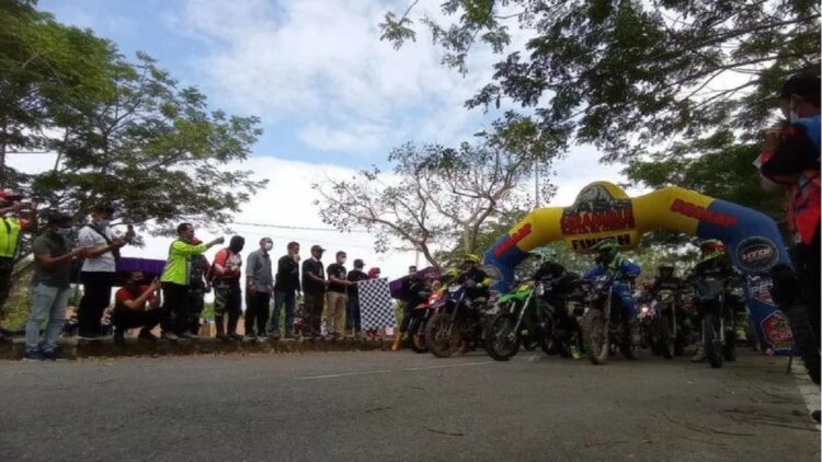 Suasana pelepasan bendera start Sawahlunto Geotrail 2021 oleh Wali Kota Sawahlunto Deri Asta bersama Asdep Pengembangan Olahraga Rekreasi Kemenpora Maifrizon, di Kandi, Sabtu (11/12). (ANTARA/Yudha Ahada)