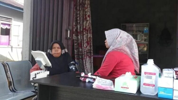 Petugas kesehatan di posko pelayanan kesehatan di Ranah Batahan saat memberikan pelayanan kepada warga korban banjir, Minggu (19/12). (Antara/Altas Maulana)