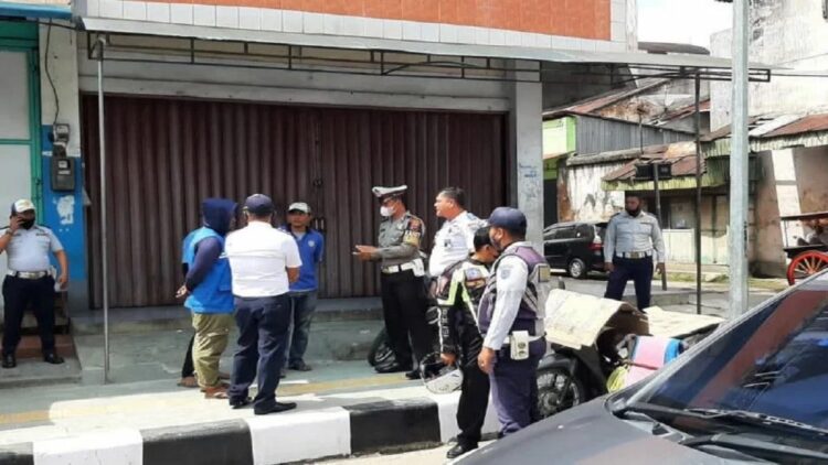 Dishub Payakumbuh bersama Polres Payakumbuh saat menyosialisasikan parkir kepada petugas parkir yang ada di sepanjang jalan Ahmad Yani mulai dari Simpang Sianok ke Simpang eks Kencana Lama. (Antara/HO-Pemkot Payakumbuh)