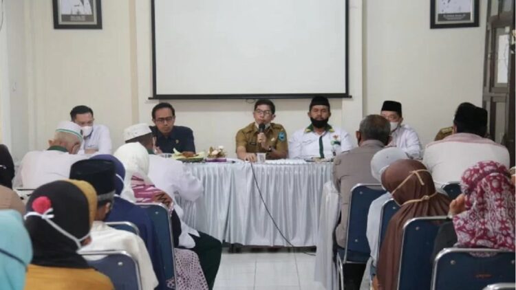 Wali Kota Sawahlunto Deri Asta, di hadapan mustahiq dalam penyaluran zakat dari BAZNas di Kecamatan Talawi, Selasa. (ANTARA/Yudha Ahada)