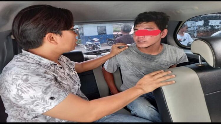 Dua Pemuda Tanggung Diringkus Polisi usai Menjambret di Pasar Lama Lubukbasung, Agam 1 Polisi menginterogasi pelaku jambret usai ditangkap di pasar lama Lubuk Basung, Agam. (IST)