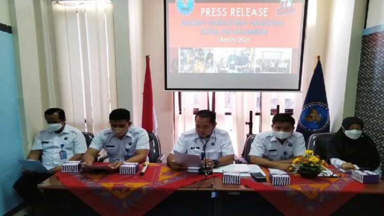 Kepala BNN Kota Payakumbuh M. Febrian Jufril saat menyampaikan capaian kiberja dari BNN Payakumbuh selama 2021 dalam  press rilis akhir tahun di Aula kantor tersebut, Selasa (28/12). (Antara/Akmal Saputra )
