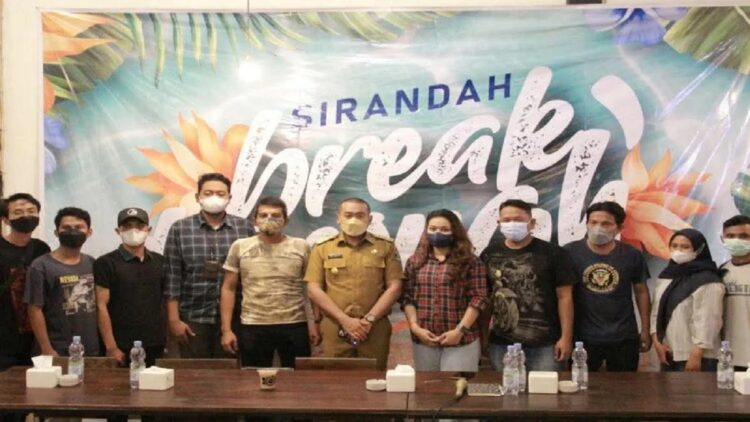 Foto bersama usai jumpa pers even bertema "Sirandah Breakthrough" yang juga dihadiri Wakil Gubernur Sumbar Audy Joinaldi. (Antara/Fandi Yogari)