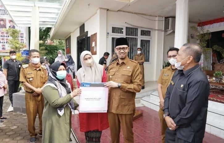 Mantap! Kube di Bukittinggi Terima Bantuan Sosial Rp25 Juta 1 Wako Erman Safar dan Kepala Dinas Sosial Linda Faroza memberikan bantuan langsung kepada 10 Kube