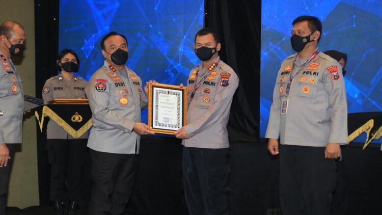 Kabid Humas Polda Sumbar dapat penghargaan