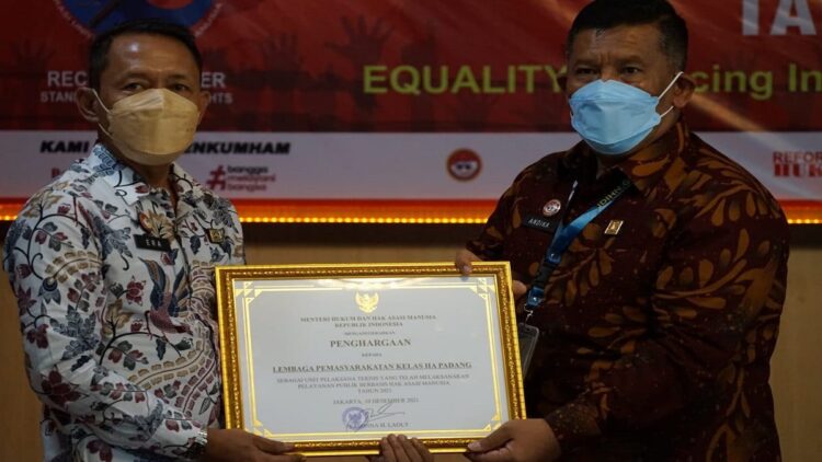 Kalapas Padang terima penghargaan Kanwil Kemenkumham Sumbar.