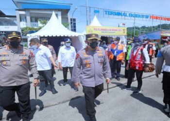 Tinjau Pelabuhan Merak, Kapolri Pastikan Prokes Antisipasi Lonjakan Pasca-Nataru 9 Tinjau Pelabuhan Merak, Kapolri Pastikan Prokes Antisipasi Lonjakan Pasca-Nataru