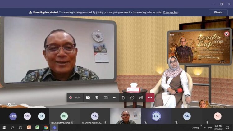 Komisaris Utama PT Semen Padang Muhammad Agus Samsuddin (kiri) ketika tampil pada acara Leader Cafe PT Semen Padang dengan Host, Andahayani Joseph (kanan), pada Senin (20/12/2021).