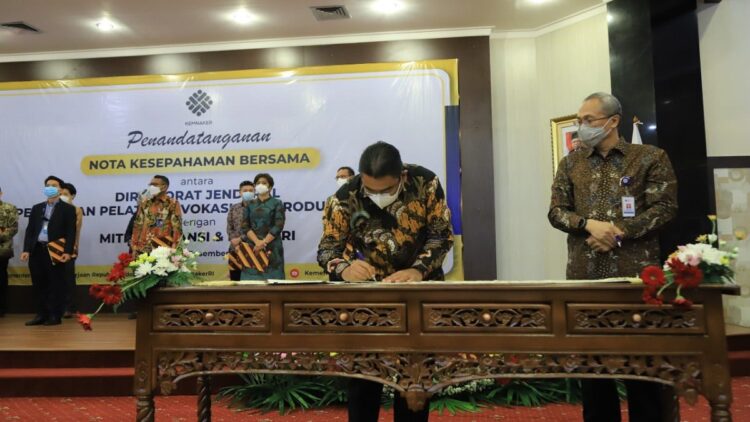 Dirut PT Semen Padang Yosviandri (kiri) menandatangani MoU antara PT Semen Padang dengan Dirjen Bina Lavotas di Jakarta, Senin (13/12/2021).