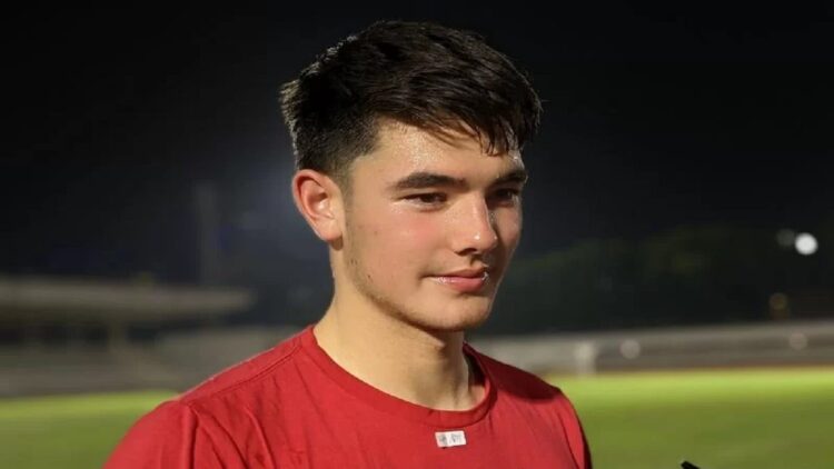 Bek tengah tim nasional Indonesia Elkan Baggott memberikan keterangan kepada pewarta usai berlatih di Stadion Madya Gelora Bung Karno, Jakarta, Rabu (10/11/2021). (Michael Siahaan)