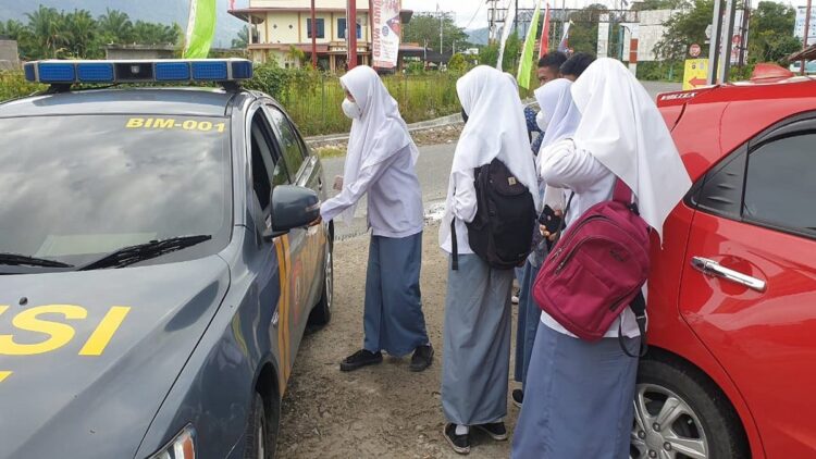 Polsek BIM jemput peserta vaksinasi.