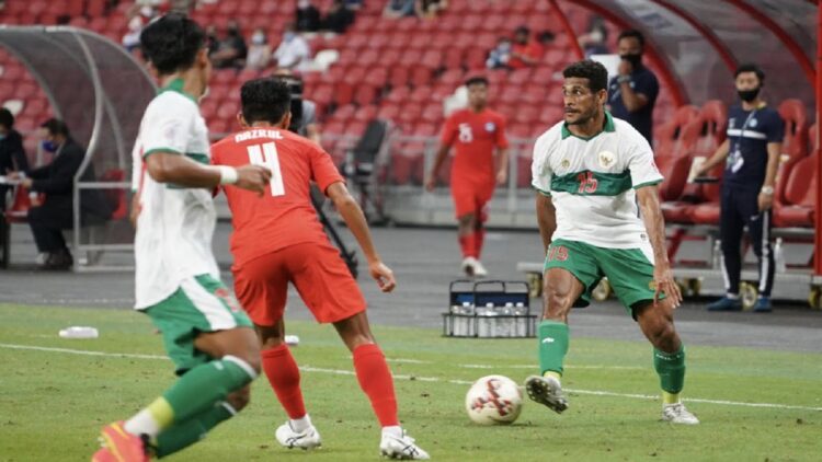Ricky Kambuaya Ingin Kado Natal dengan Kemenangan Indonesia 1 Ricky Kambuaya saat berhadapan dengan pemain Singapura di leg pertama Semifinal Piala AFF 2020, Kamis lalu.