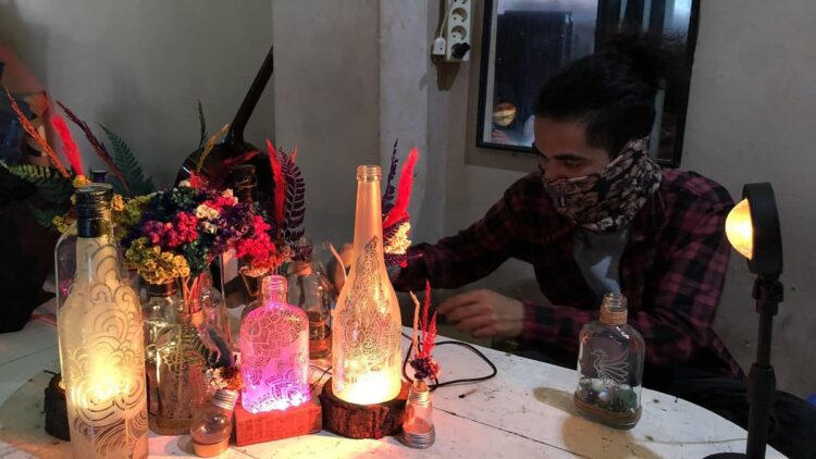 Keren! Alumni UIN Imam Bonjol Ini Ukir Botol Kaca Jadi Hiasan Bernilai Jual 1 Ryan Afdol, alumni UIN Imam Bonjol yang menyulap botol kaca jadi hiasan bernilai seni tinggi.
