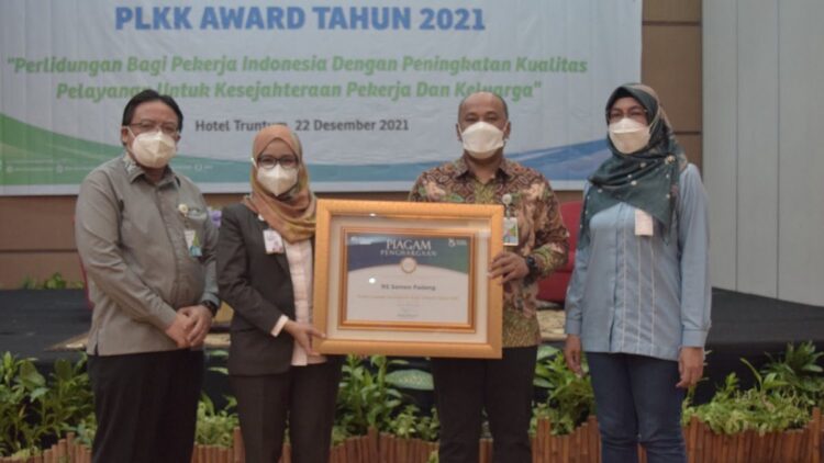 Deputi Direktur BPJAMSOSTEK Wilayah Sumbar-Riau Eko Yuyulianda (dua dari kanan) menyerahkan penghargaan kepada Direktur SPH dr. Selfi Farisha, Rabu lalu.