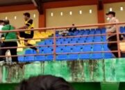 Emosi, Mantan Pemain Timnas Ini Tendang Penonton di Tribun