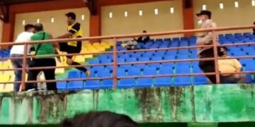 Emosi, Mantan Pemain Timnas Ini Tendang Penonton di Tribun 8 Emosi, Mantan Pemain Timnas Ini Tendang Penonton di Tribun