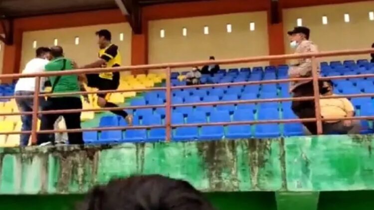 Emosi, Mantan Pemain Timnas Ini Tendang Penonton di Tribun 1 Eks striker TImnas Indonesia, Saktiawan Sinaga menendang penonton di tribun karena emosi.