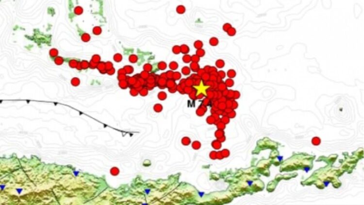 Tangkapan layar peta titik-titik gempa bumi susulan yang terjadi setelah gempa utama dengan magnitudo 7,4 di Laut Flores, Nusa Tenggara Timur (NTT) pada Selasa (14/12/2021) pukul 10.20 WIB yang dipublikasikan oleh Stasiun Geofisika Kupang pada Rabu (15/12/2021). (ANTARA/Aloysius Lewokeda)