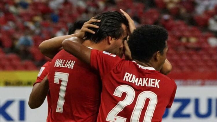 Pesepak bola Timnas Indonesia Ezra Walian (kiri) melakukan selebrasi dengan rekan-rekannya usai menjebol gawang Timnas Singapura dalam pertandingan Semi Final Leg 2 Piala AFF 2020 di National Stadium, Singapura, Sabtu (25/12/2021). ANTARA FOTO/Humas PSSI/Handout/app/wsj.
