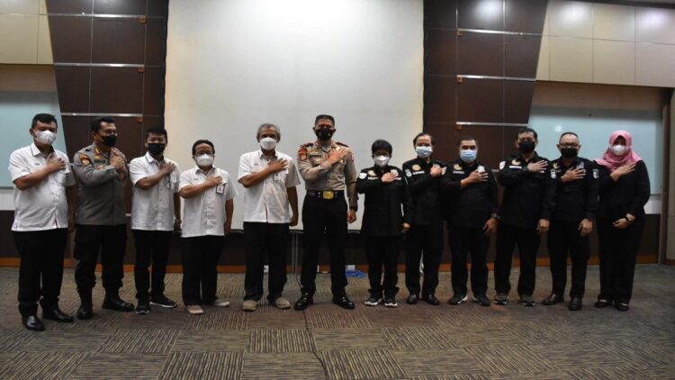 Tim Baharkam Polri Sebut Semen Padang Siap Implementasikan SMP 1 Direktur Operasi PT Semen Padang, Asri Mukhtar (lima dari kiri) foto bersama dengan Tim Auditor Dirpamobvit Baharkam Polri di sela-sela Bimtek Implementasi Sistem Manajemen Pengmanan di Ruang Rapat Lantai I Kantor Pusat PT Semen Padang, Senin (20/12/2021).