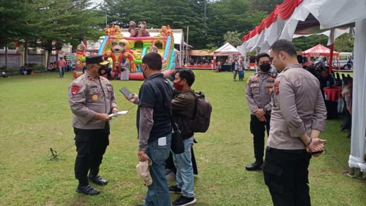 Wakapolda Sumbar diwawancarai wartawan saat menghadiri Sumdarsin di Mapolda.
