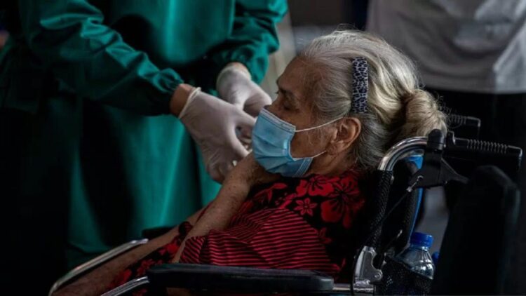 Seorang lansia di Palembang melaksanakan vaksinasi COVID-19. (ANTARA/Nova Wahyudi)
