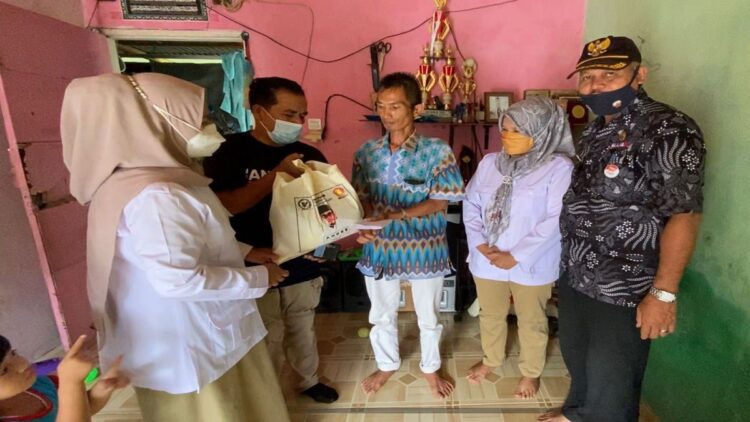 Pengurus DPD Gerindra Sumbar menyerahkan bantuan untuk sopir angkot yang tangannya mengecil usai kecelakaan 2017 lalu. (IST)