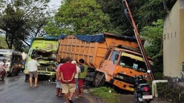 Sundul Truk Parkir di Indarung, Truk Batu Bara Remuk, Sopir Luka-luka 1 Dua truk terlibat kecelakaan di Jalan Raya Indarung. (IST)