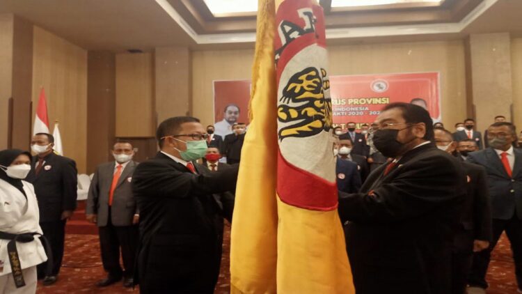 Yozawardi Resmi Jabat Ketua Pengprov Lemkari Sumbar, Bertekad Lemkari Berjaya di Sumbar 1 Ketua Umum PB Lemkari, Leonardy Harmainy Dt. Bandaro Basa mengukuhkan Pengprov Lemkari Sumbar. (IST)