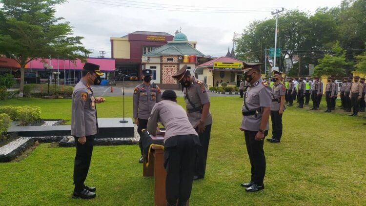 Kapolresta Padang Kombes Pol Imran Amir memimpin serah terima jabatan sejumlah pejabat utama di lingkungan Polresta Padang. (IST)