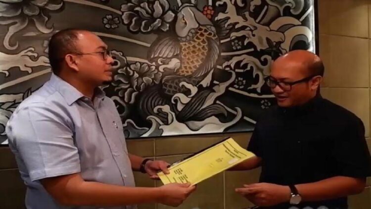 Berkat Andre Rosiade, Nagari Pulasan Sijunjung Masuk Sinyal HP 1 Anggota DPR RI H Andre Rosiade menyerahkan permohonan pembuatan BTS di Nagari Pulasan, Sijunjung, Agustus 2020 lalu kepada mantan Direktur Utama (Dirut) Telkomsel Setyanto Hantoro di kantornya. (IST)