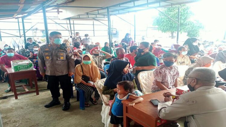 Kapolsek Padang Timur AKP Afrides Roem memantau kegiatan vaksinasi. (IST)